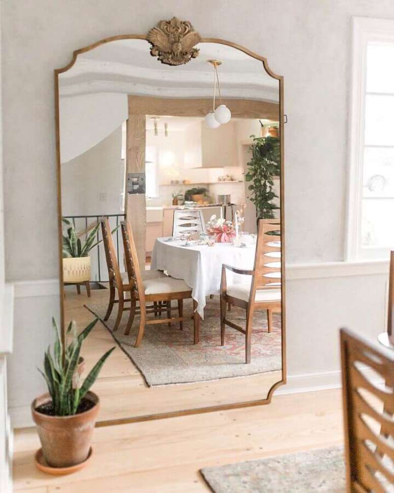 41. Espelho de corpo inteiro com moldura delicada para decoração de sala de jantar – Foto: Apartment Therapy