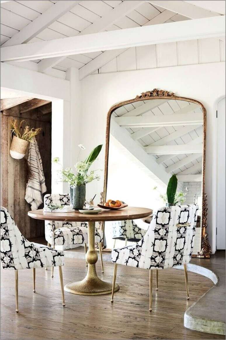 38. Espelho de corpo inteiro com moldura cl&aacute;ssica para decora&ccedil;&atilde;o de sala branca com mesa redonda &ndash; Foto: BYKir Design
