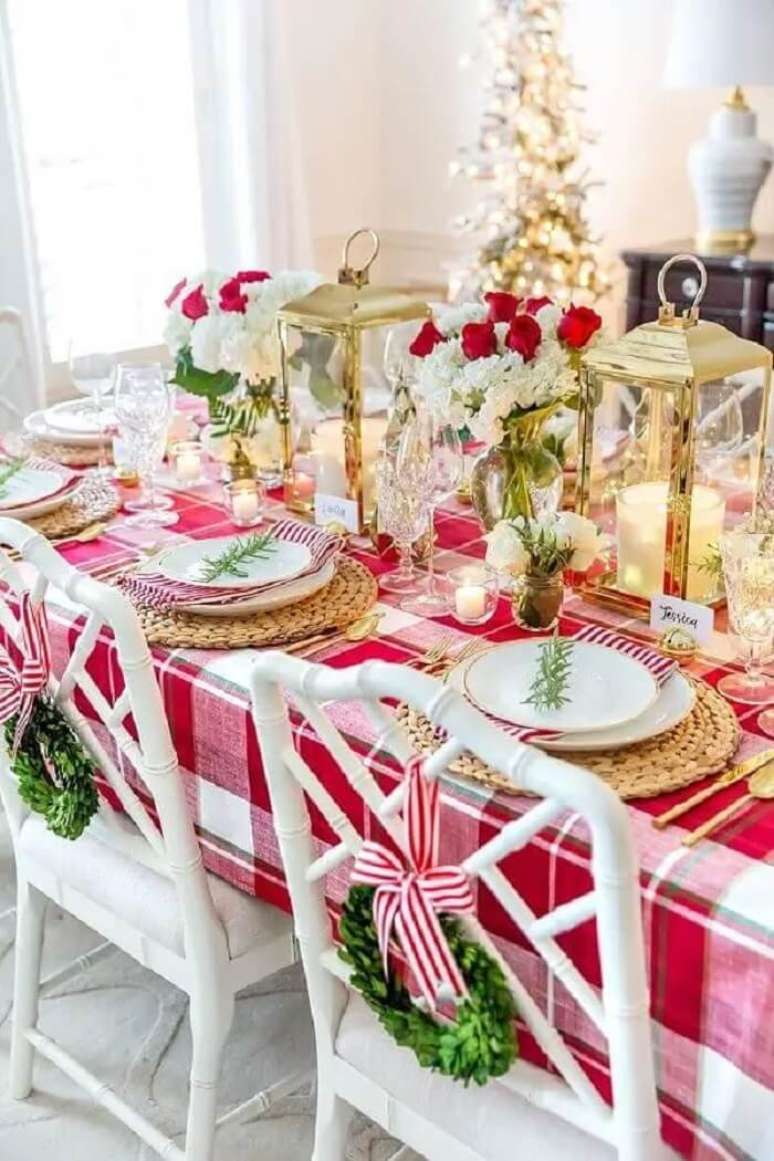 5. O sousplat de natal marrom se contrasta com a toalha de mesa estampada. Fonte: Amazing Home Decorating Ideas