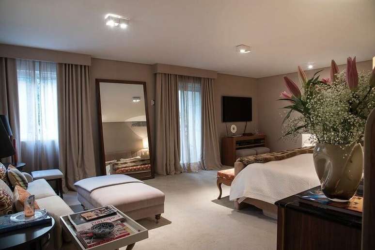 33. Espelho de ch&atilde;o corpo inteiro para decora&ccedil;&atilde;o de quarto de casal grande &ndash; Foto: DB Arquitetura