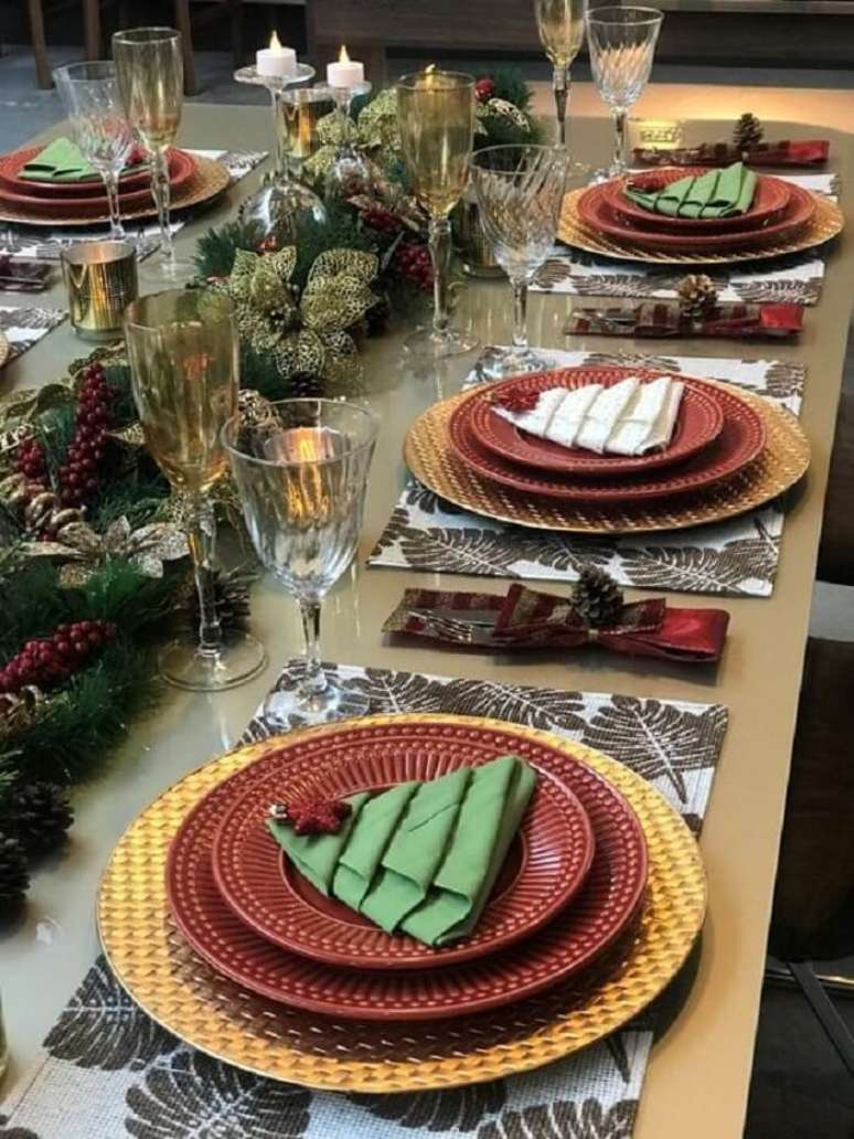 10. Mesa de natal com tons de verde, vermelho e dourado. Fonte: Almo&ccedil;o de Sexta