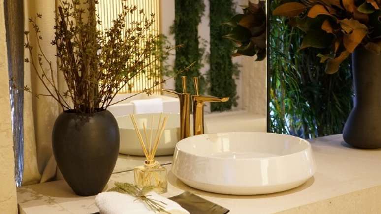 18. Banheiro com cuba redonda branca e torneira dourada – Projeto Debora Aguiar
