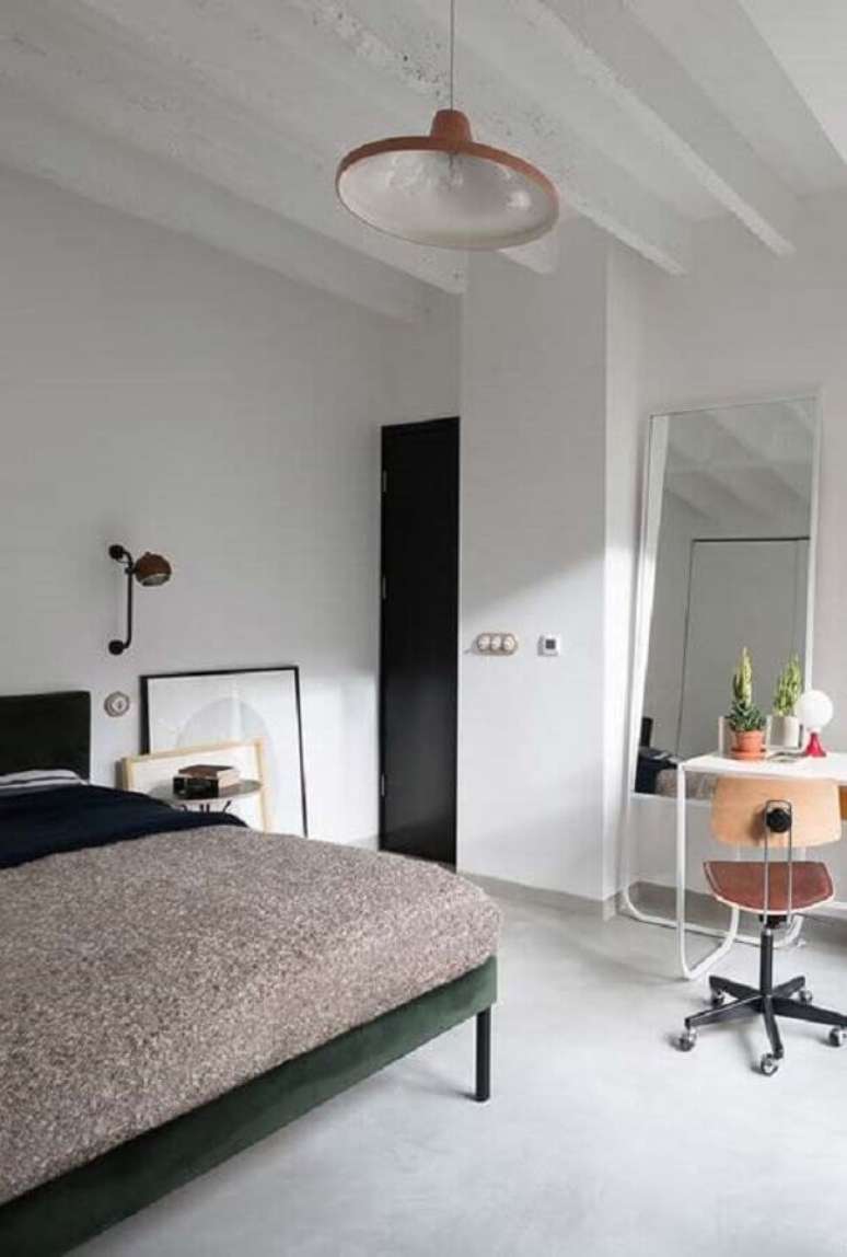 18. Decoração clean para quarto moderno preto e branco com espelho de corpo inteiro de chão – Foto: Otimizi