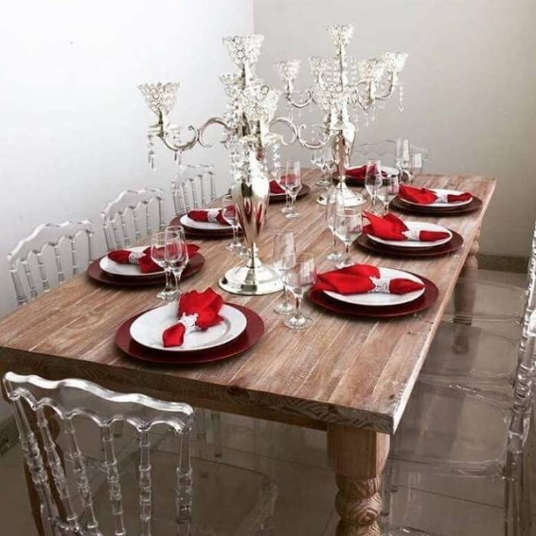 25. Mesa simples com sousplat de natal vermelho e pratos brancos. Fonte: Toque de Classe Festas