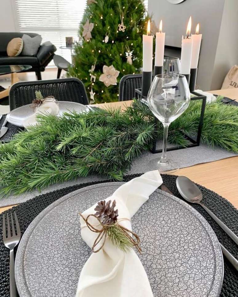 43. O sousplat de natal &eacute; como um prato de baixo para as refei&ccedil;&otilde;es. Fonte: Karen Loves Interior