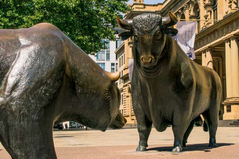 Touro encarando o urso, na Bolsa de Frankfurt, Alemanha | Imagem: Shutterstock