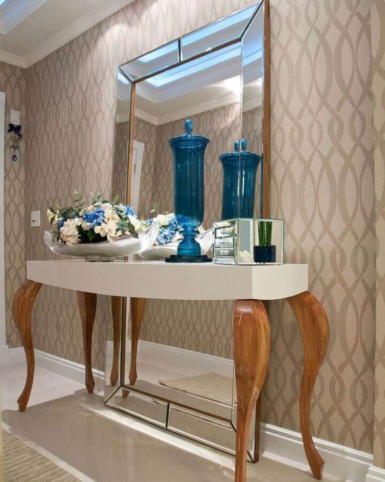 52. Papel de parede bege para decora&ccedil;&atilde;o de corredor com espelho de corpo inteiro atr&aacute;s de aparador &ndash; Foto: Adriana Piva Arquitetura