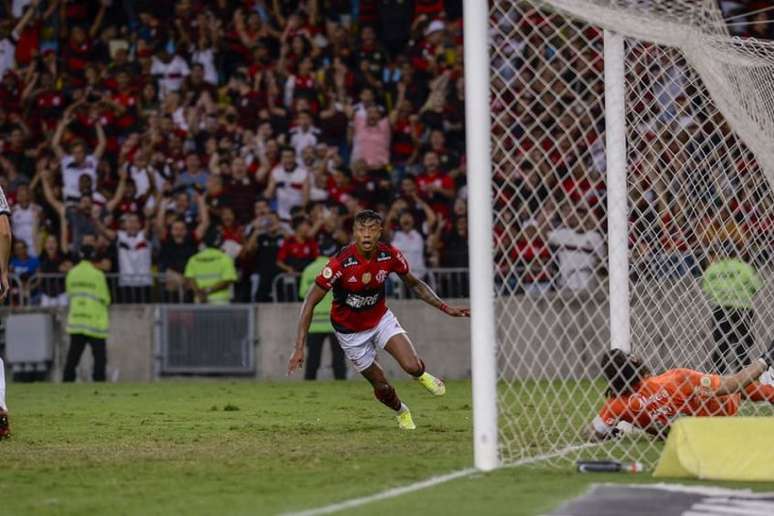 Mesmo com dores no joelho, Bruno Henrique sacramentou a vitória do Flamengo (Foto: Marcelo Cortes / Flamengo)