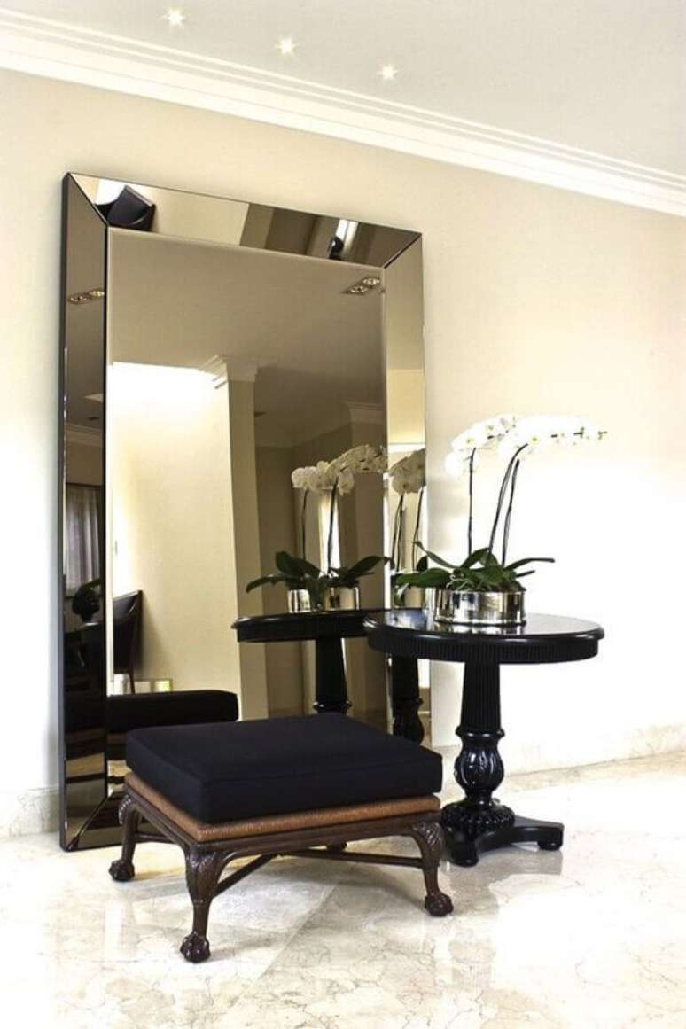 43. Espelho de corpo inteiro de chão com moldura espelhada para decoração de casa em cores claras – Foto: Archidea