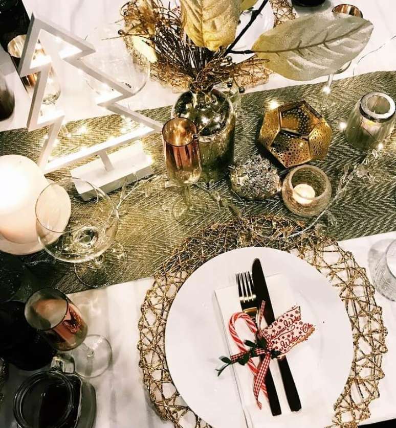 57. Sousplat de natal criativa em tom dourado. Fonte: Melody Pics