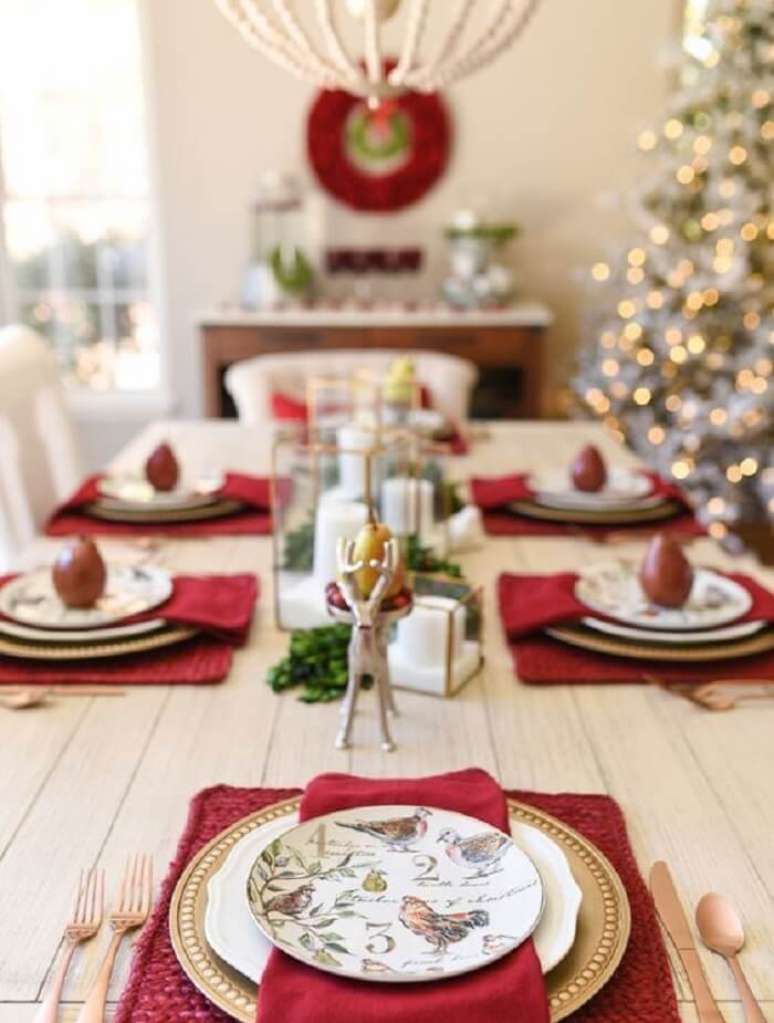 70. Talheres e sousplat de natal dourados decoram a mesa. Fonte: Amor e Maternidade