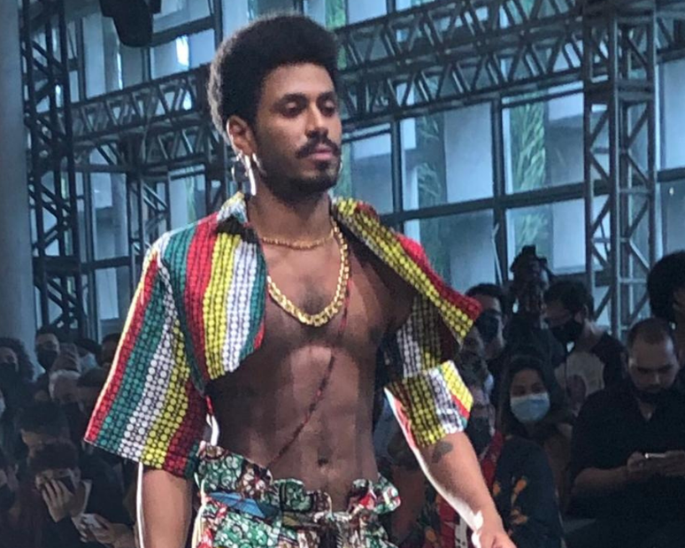 Ícaro Silva estrelou desfile com roupas coloridas 