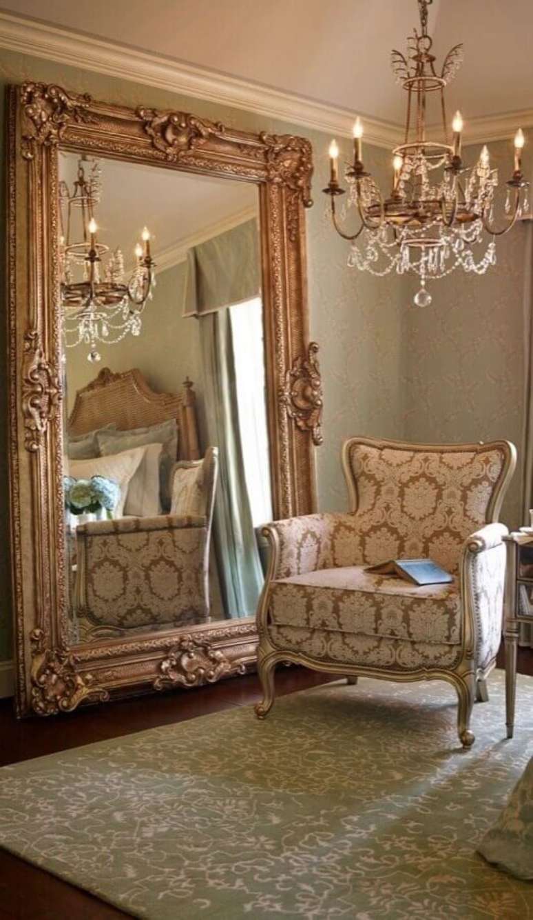 6. Decoração clássica com espelho de corpo inteiro com moldura provençal – Foto: Mirror Ideas