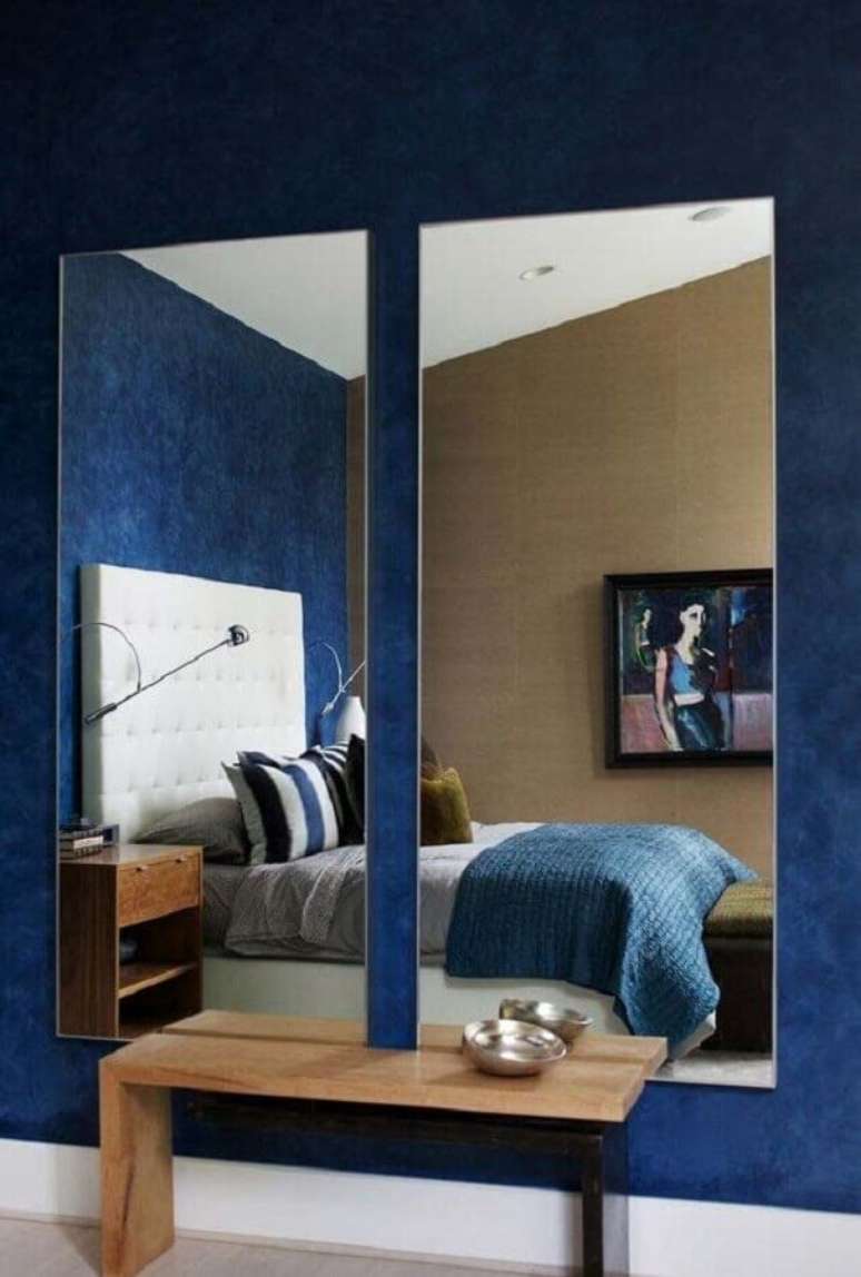 54. Quarto azul decorado com espelho de corpo inteiro parede – Foto: Otimizi