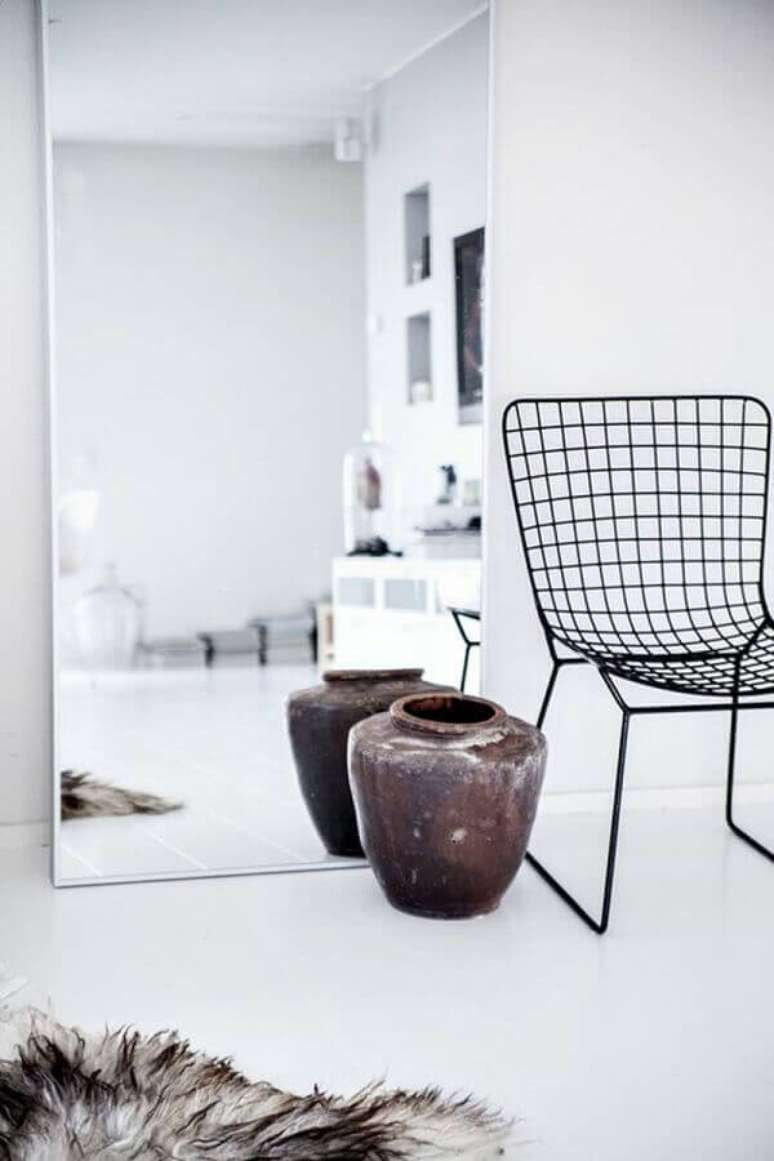 26. Decoração de sala minimalista com cadeira preta moderna e espelho de corpo inteiro sem moldura – Foto: Plan Reforma