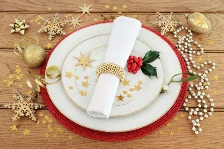 45. O sousplat de natal &eacute; uma pe&ccedil;a que n&atilde;o pode faltar na sua mesa. Fonte: Istock
