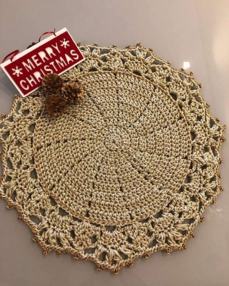 6. Sousplat de croch&ecirc; de natal dourado. Fonte: Ateli&ecirc; Linda Rodrigues
