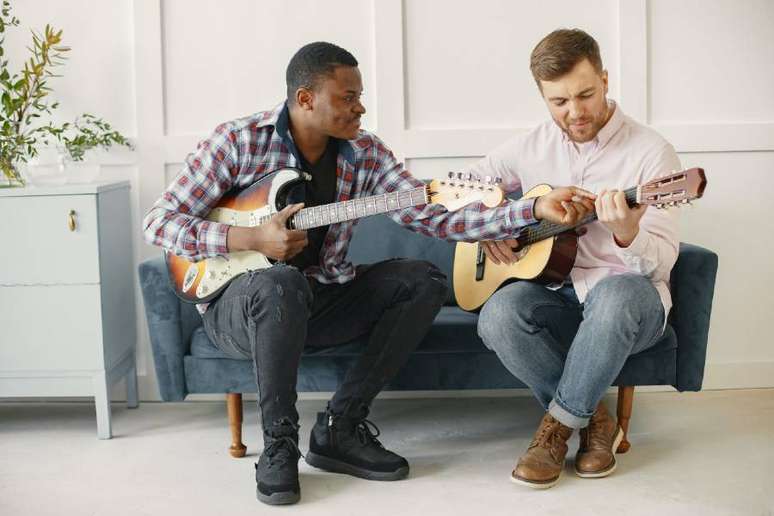 Músicos estudando técnicas de violão e guitarra 