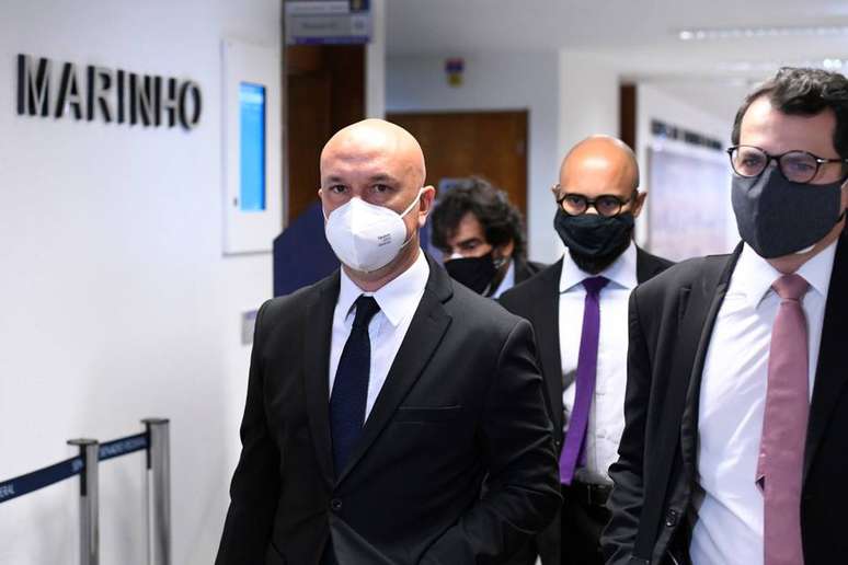 O empres&aacute;rio Jos&eacute; Ricardo Santana (ao centro) chegando ao Senado para depor &agrave; CPI da Covid