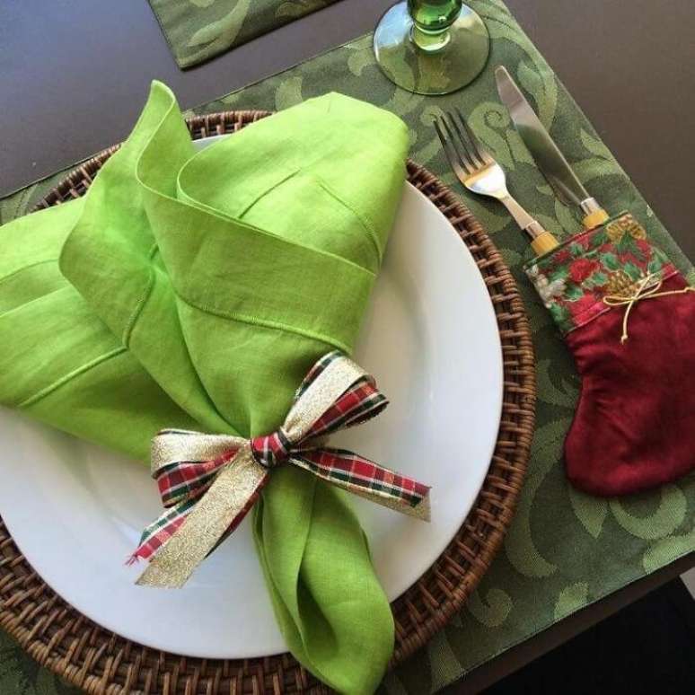 44. O sousplat de natal é uma peça chave na hora de compor a mesa da ceia. Fonte: Blog Noiva de Mel