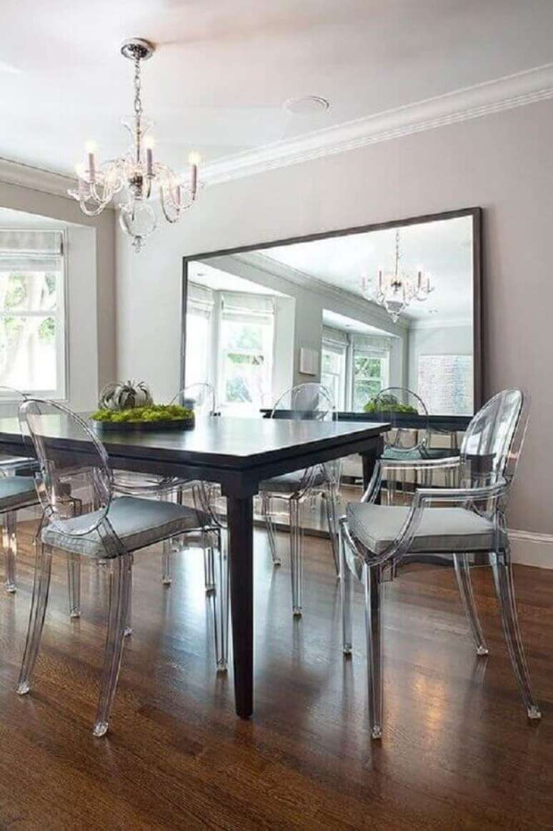 59. Sala de jantar grande decorada com espelho de corpo inteiro de chão e cadeiras transparentes – Foto: Incredible Furniture