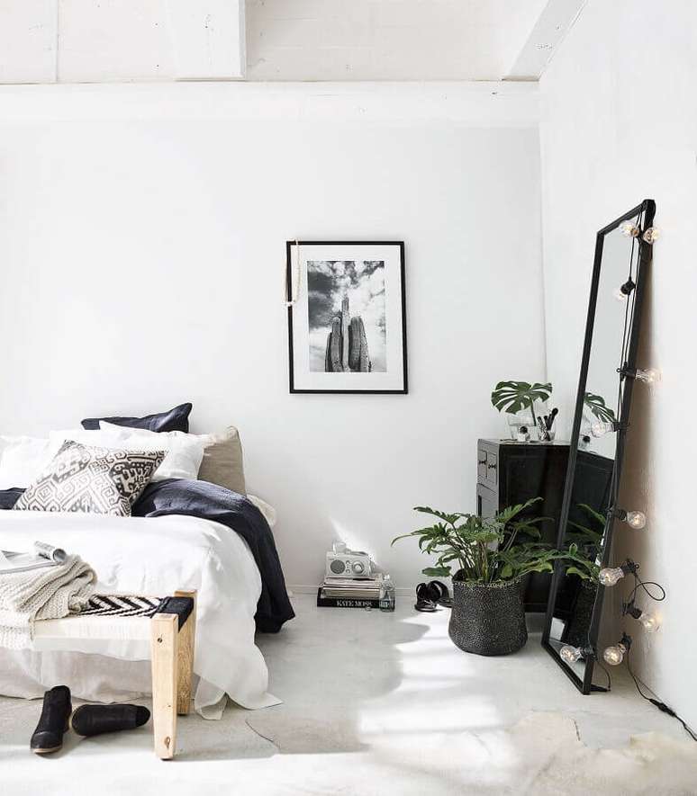 57. Quarto minimalista branco decorado com espelho de corpo inteiro com moldura preta – Foto: Anfinder