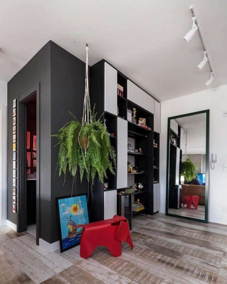 27. Decora&ccedil;&atilde;o de sala planejada com estante de nichos e espelho de corpo inteiro de ch&atilde;o &ndash; Foto: Arquitetando Ideias