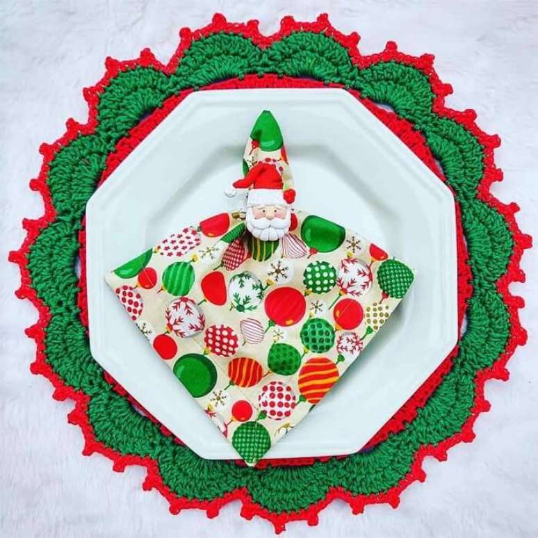 11. A mesa fica ainda mais especial na presen&ccedil;a de uma lindo sousplat de croch&ecirc; para o natal. Fonte: @analuartesanatoeamor