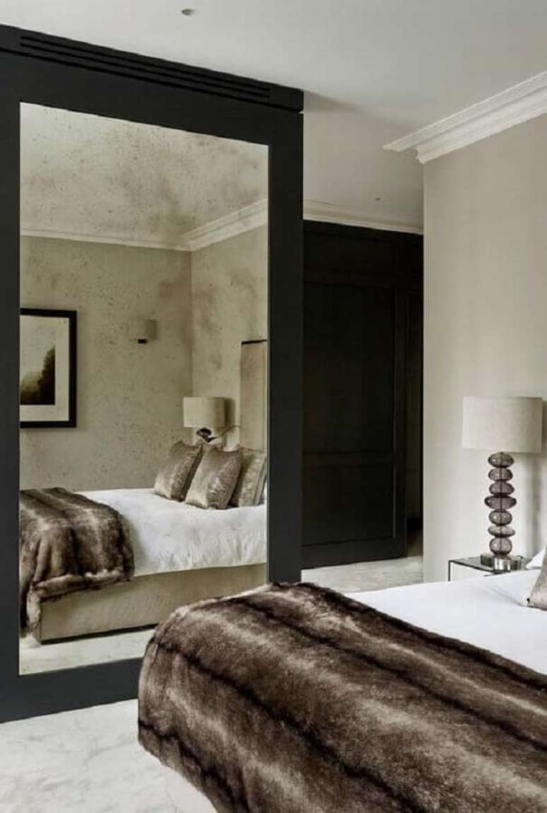 12. Cores neutras para decoração de quarto com espelho de corpo inteiro – Foto: Evelyne Home Interiors