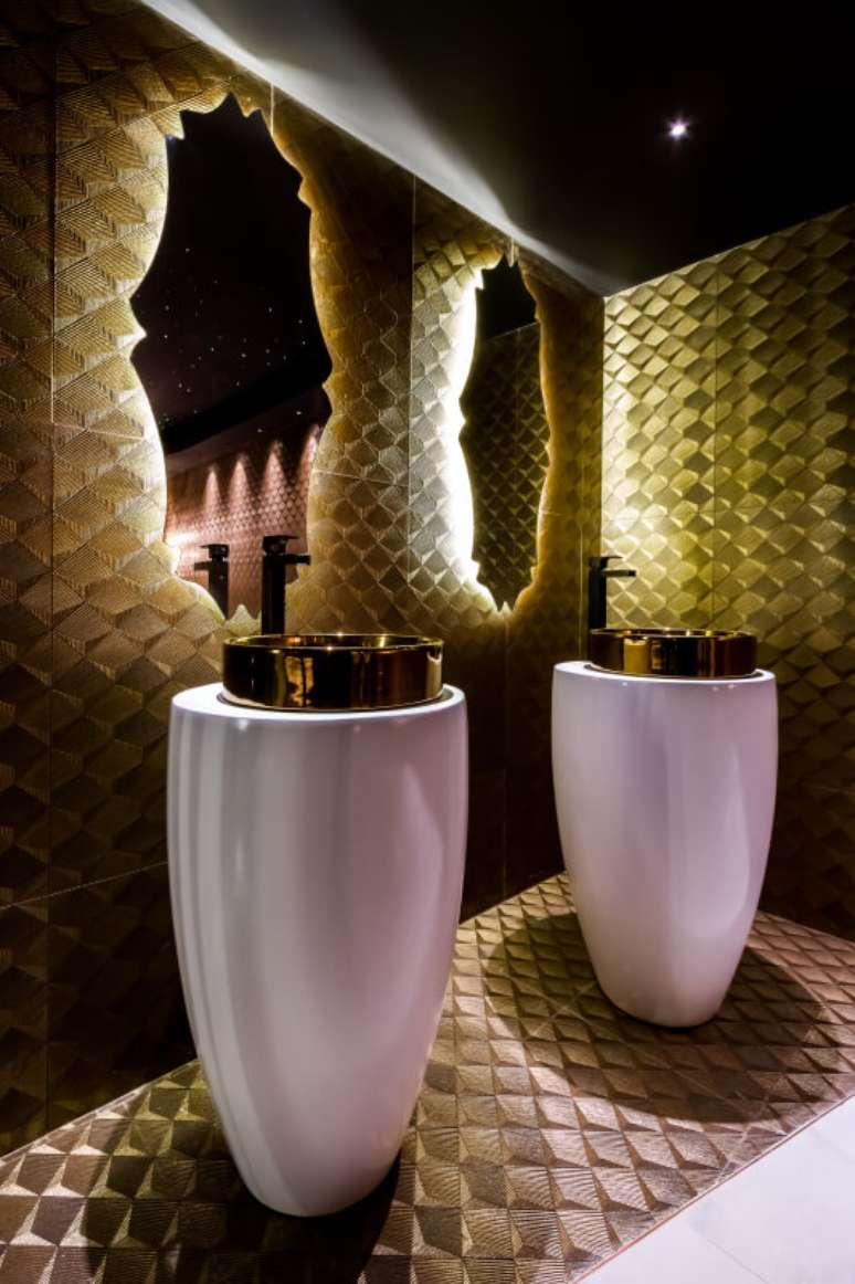 19. Banheiro com cuba redonda dourada e espelho moderno – Projeto Rosario Abularach