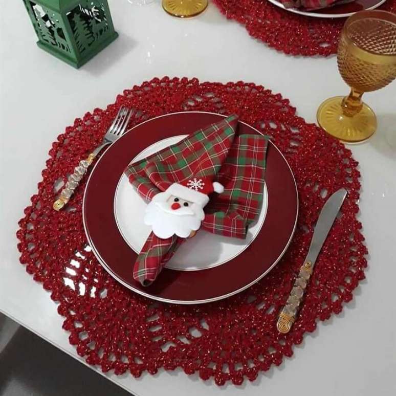 54. Sousplat de crochê de natal vermelho com toques de dourado. Fonte: @mesa_e_fios