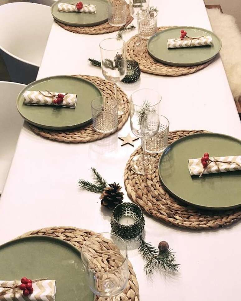 51. Para quem se identifica com uma decora&ccedil;&atilde;o mais r&uacute;stica esse modelo de sousplat de natal &eacute; perfeito. Fonte: Adele Detollenaere