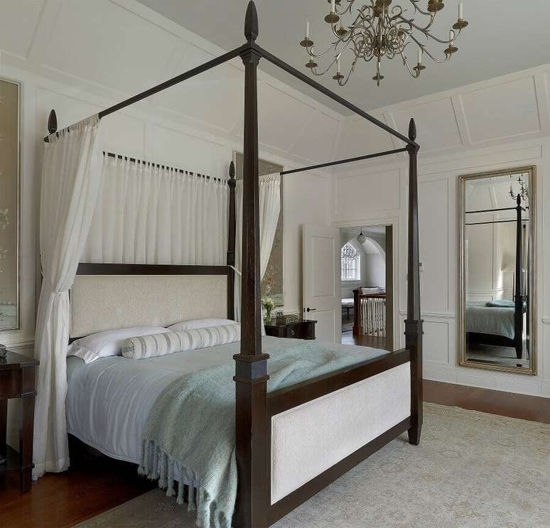 50. Espelho de corpo inteiro parede para decoração de quarto com cama com dossel – Foto: Houzz