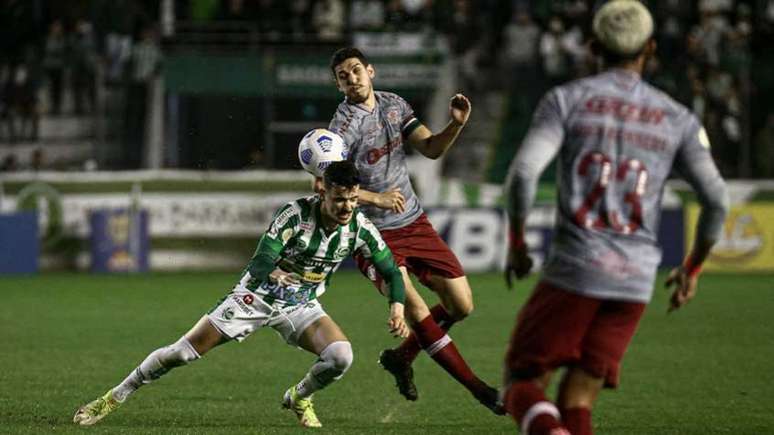 Vitor Mendes abriu o placar para o Juventude ainda no primeiro tempo (Foto: Lucas Merçon / Fluminense)