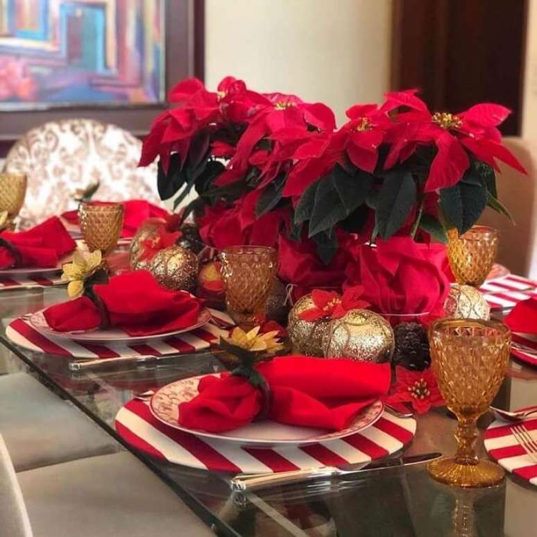 13. Aprenda como fazer sousplat de natal de tecido. Fonte: @karinasiqueirasousplat