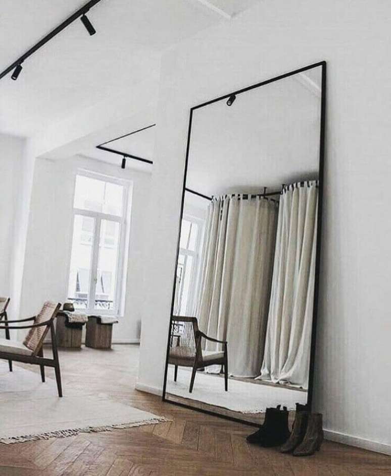 3. Espelho de corpo inteiro de chão para decoração de casa minimalista – Foto: Flanelle Magazine