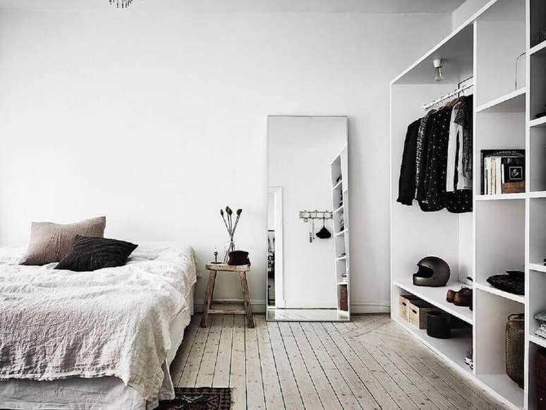 31. Decoração simples para quarto minimalista com espelho de corpo inteiro de chão – Foto: We Heart It