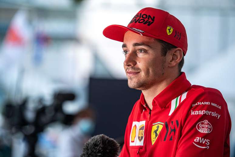 Charles Leclerc fala à imprensa no Catar