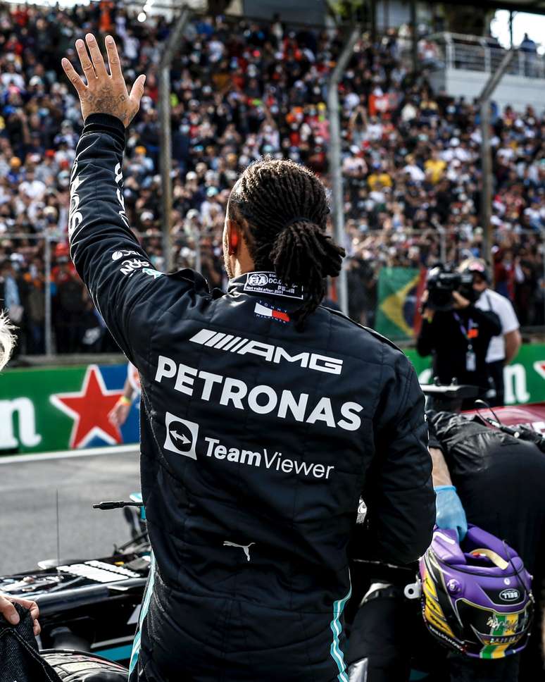 Hamilton cumprimenta torcida em Interlagos