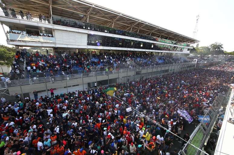 P&uacute;blico ocupa a Reta dos Boxes durante a cerim&ocirc;nia de p&oacute;dio