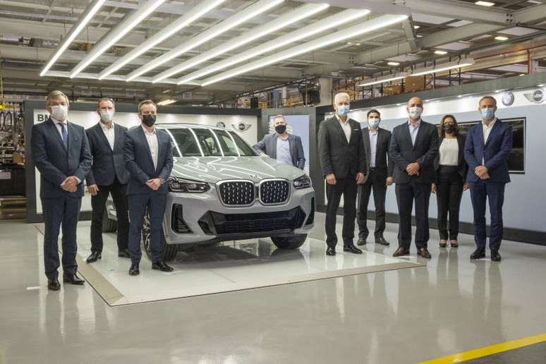 Da esquerda para a direita: Paulo Eli, Secretário de Fazenda de Santa Catarina, Otávio Rodacowski, Diretor Geral da Planta Araquari do BMW Group; Aksel Krieger, Presidente & CEO do BMW Group Brasil; (na linha da frente à direita) Alexander Wehr, Presidente e CEO do BMW Group para América Latina; Carlos da Costa, Secretário Especial de Produtividade e Competitividade do Ministério da Economia; Marcos Wollens, Diretor de Produção do BMW Group; (na linha de trás) Clenilton Pereira, Prefeito de Araquari; Igor Calvet, Presidente da ABDI (Agência Brasileira de Desenvolvimento Industrial); e Gleide Souza, diretora de Relações Governamentais do BMW Group para a América Latina.