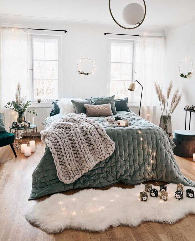 21. Quarto aconchegante com roupa de cama verde pastel e paredes claras – Foto Westing