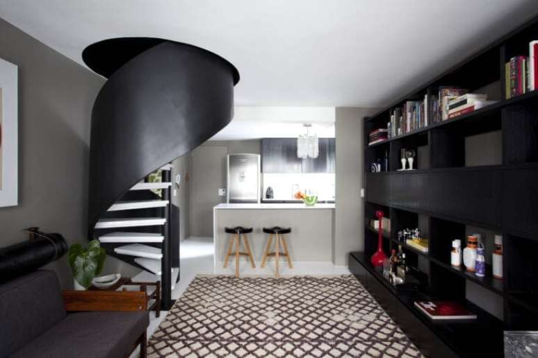 6. Casa pequena com escadas modernas em caracol branca e preta – Foto Todos Arquitetura