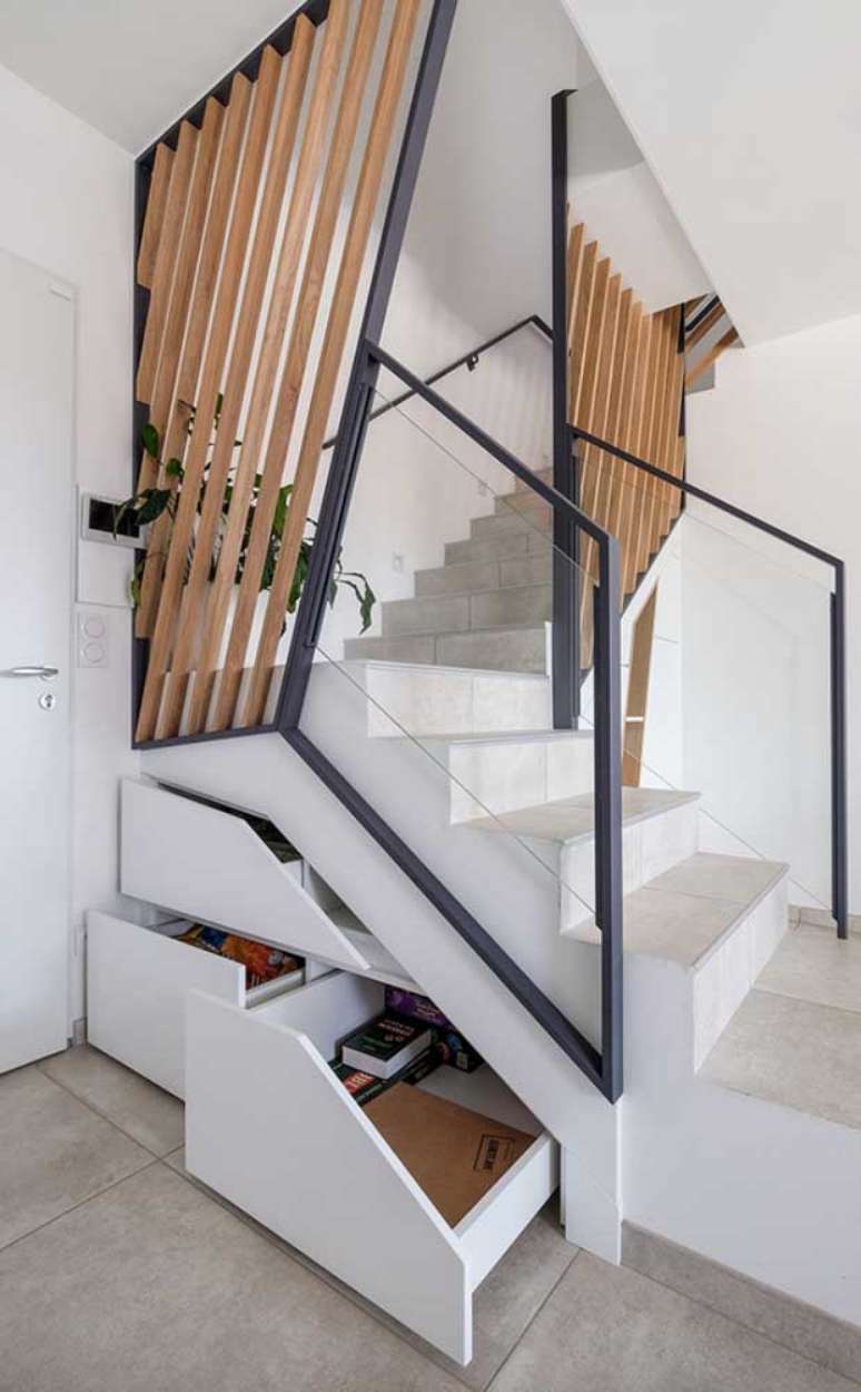 70. Escadas modernas planejadas com armário embaixo e detalhes de madeira – Foto Decor Facil