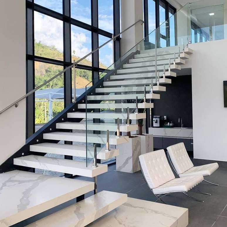 2. As escadas modernas de mármore com proteção de vidro são perfeitas para casas grandes e iluminadas – Foto Diamond Stone