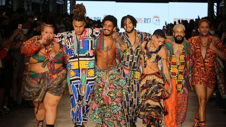 Ícaro Silva, Thais Carla e Rainer Cadete marcam presença no desfile sob aplausos do público.