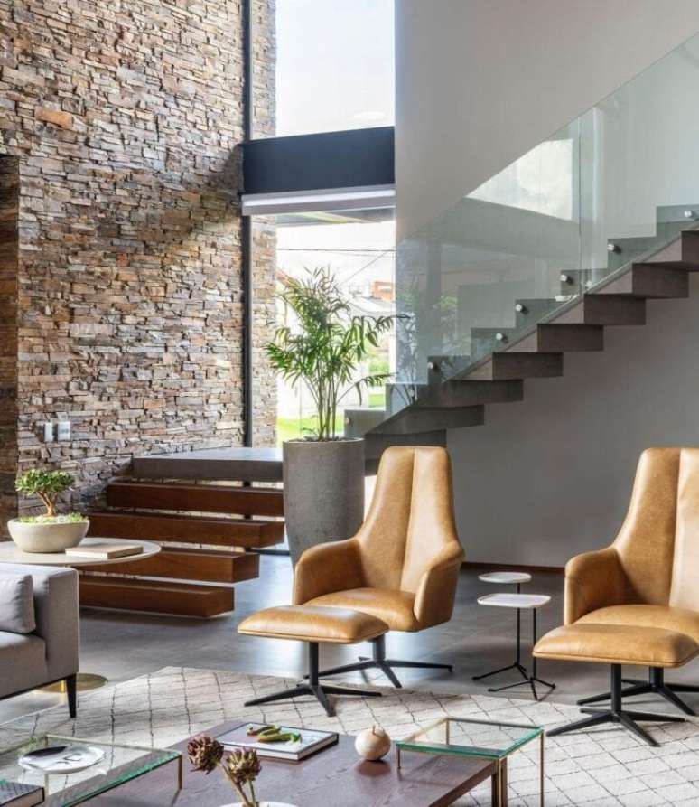 38. Sala ilumina com moveis de couro e escada moderna de madeira &ndash; Foto Ardrea Murao