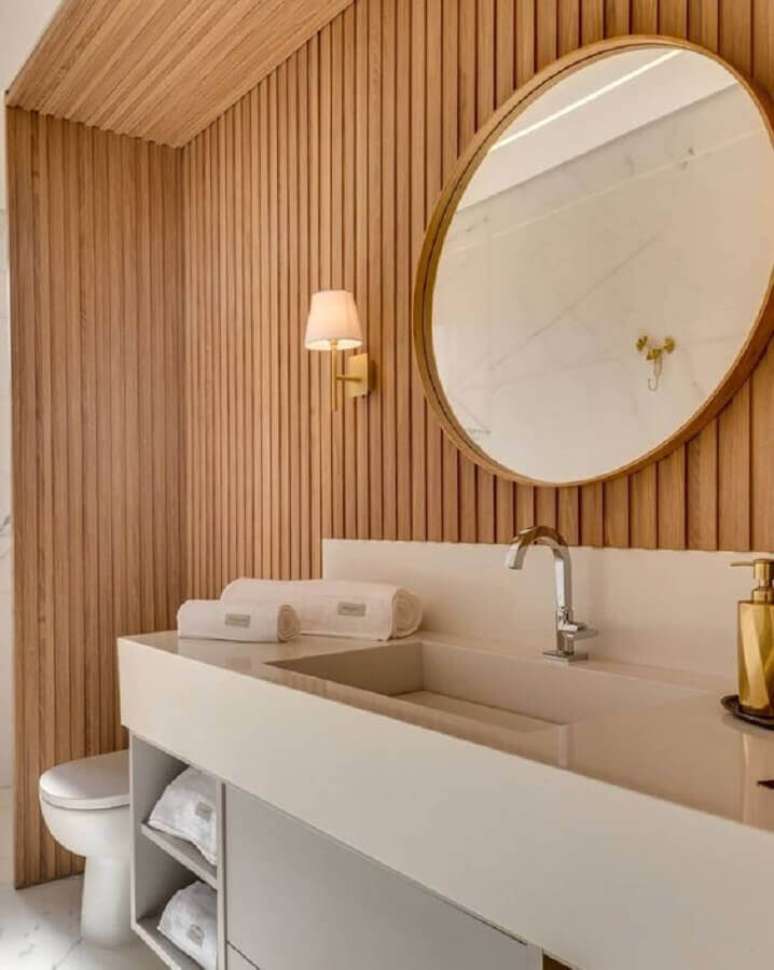 7. Tendências de decoração de 2022 com banheiro decorado com painel ripado de madeira – Foto: Decor Salteado
