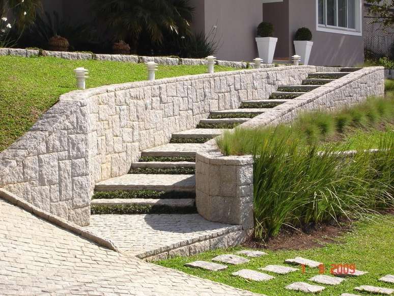 15. Escadas modernas para área externa feitas de pedras são resistentes – Foto Daniela Lopes