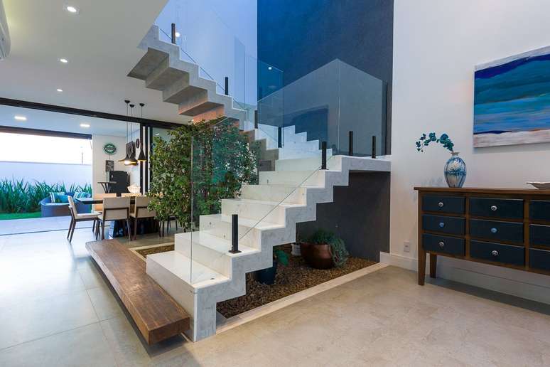 47. Escadas modernas branca com proteção de vidro – Foto Galpao Design Arquitetura Interiores e CO